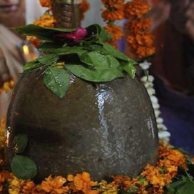 mahashivratri par shivling par bel patra chadhae