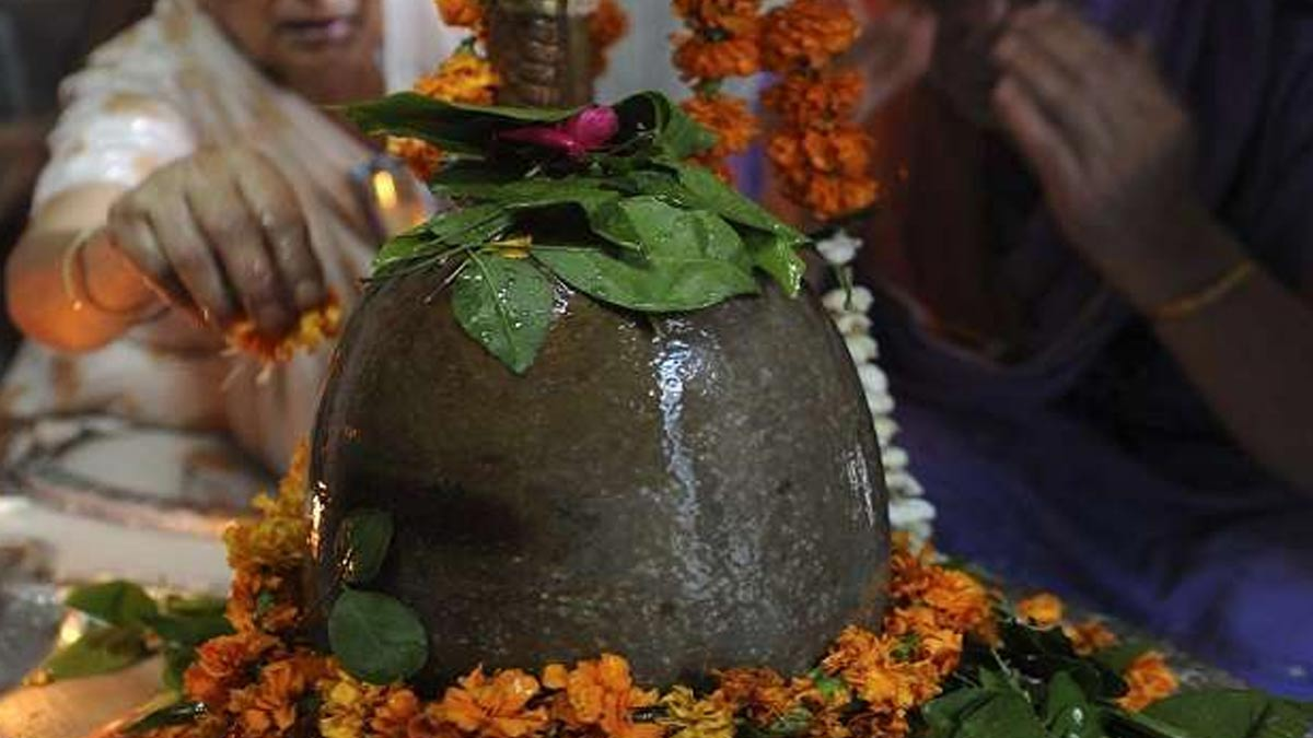 mahashivratri par shivling par bel patra chadhae