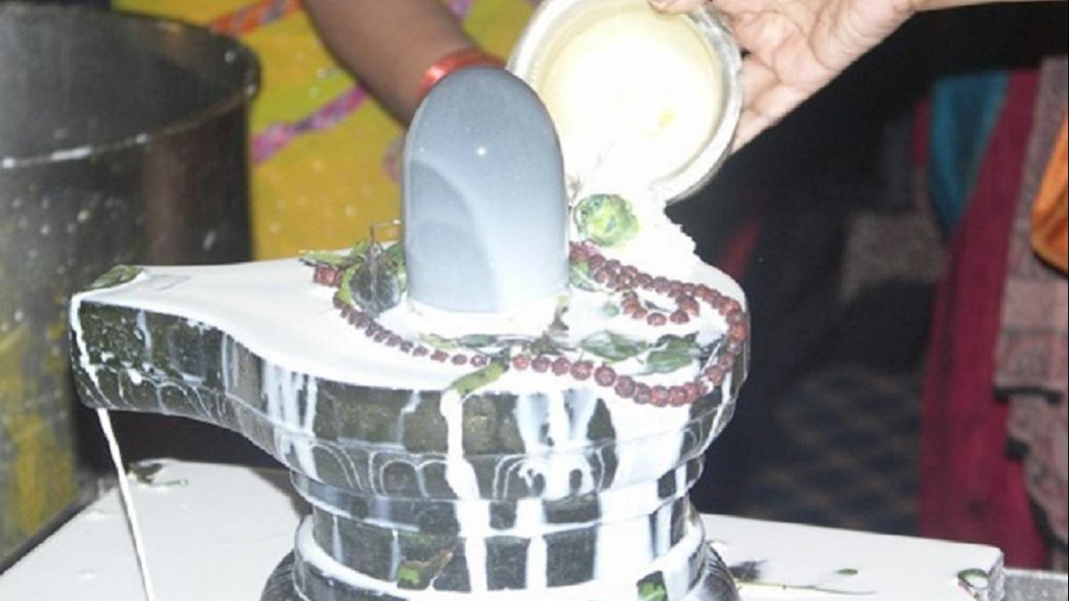 mahashivratri par shivling par dudh kaise chadhae