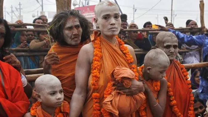 mahila naga sadhu kya khati hain