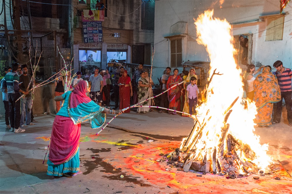 holika dahan 2025 kyu karte hain 